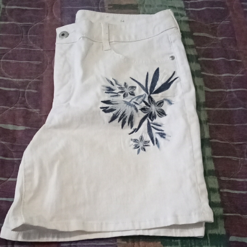 Free With $10 Purchase St John's Bay White Floral Women's Shorts - Picture 7 of 10